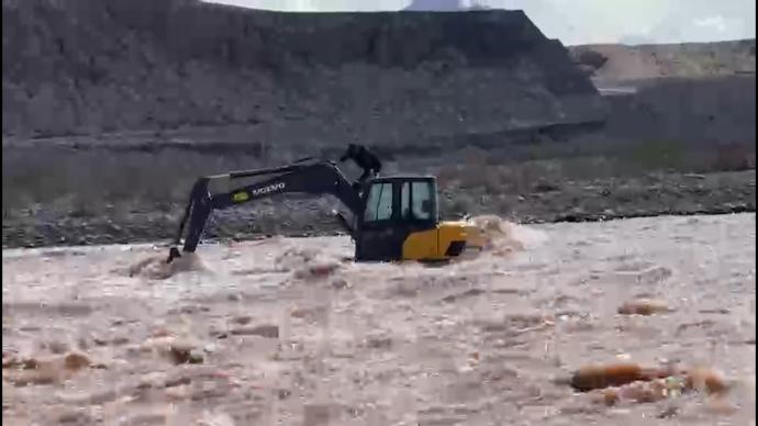 新疆一男子因雪水融化被困河道，民警调来直升机救援