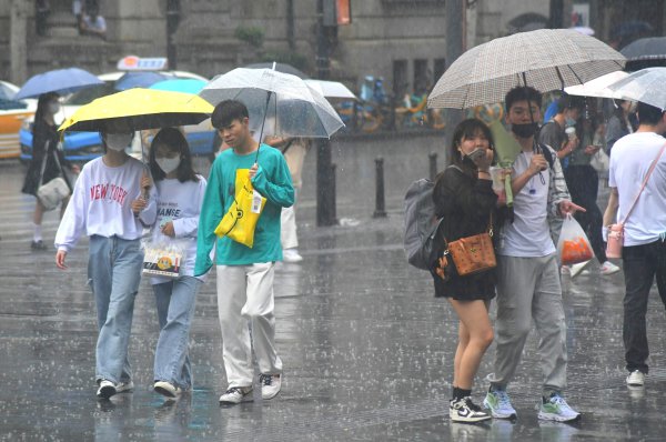 5月3日14时许,武汉天空电闪雷鸣,大雨倾盆而下。在汉口中山大道,行人在雨中措手不及。 记者李子云 摄