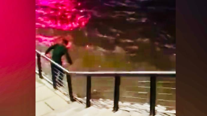 上海外滩有人落水，武警哥哥飞身跳下救人