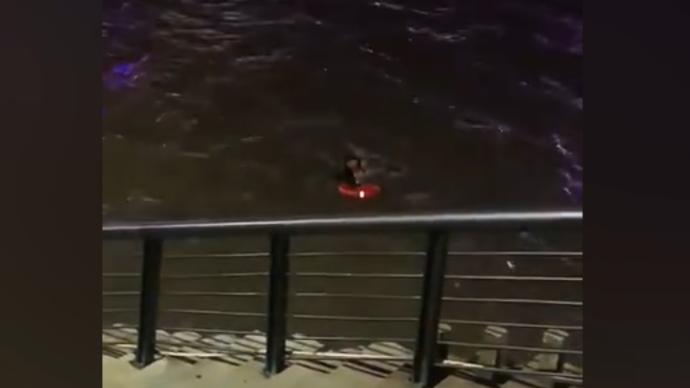 上海外滩一女子落水，一名武警战士飞身跳入江中救人