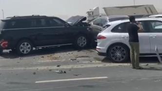 阿联酋迪拜发生车祸，34辆车连环相撞