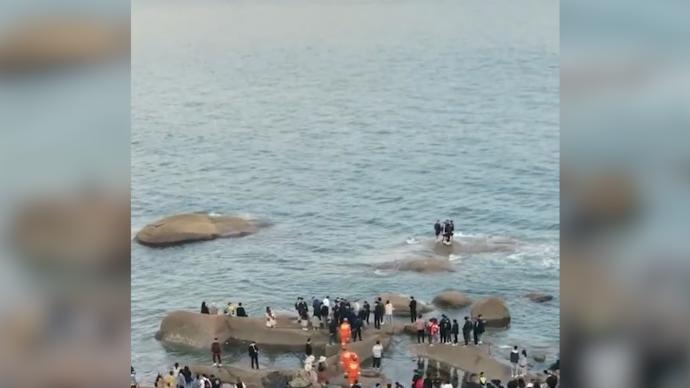 青岛5名游客被困礁石， 救援人员及时解救