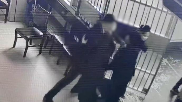 乘車誤點(diǎn)，男子強(qiáng)闖火車站閘機(jī)被行拘