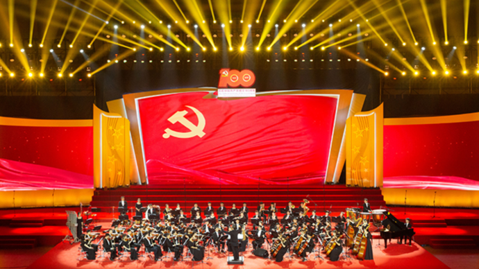 《长征组歌》演出结束，上海交大党委书记为师生献唱