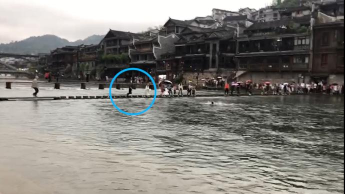 凤凰古城一女孩不慎落水，导游立即跳下水救助