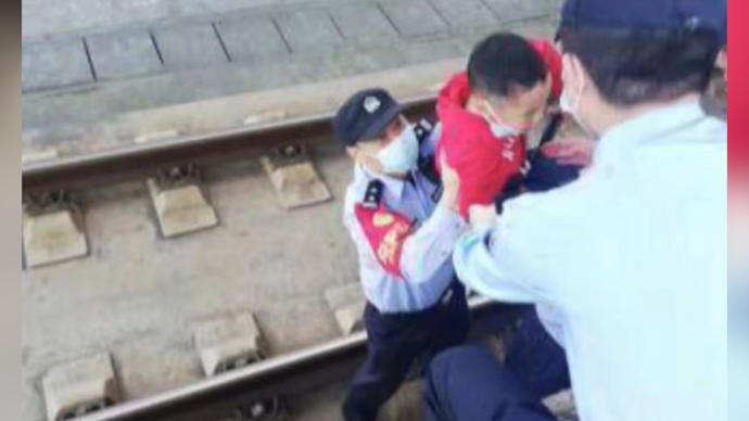 安徽池州6岁男童摔入铁轨，民警跳站台将他抱出