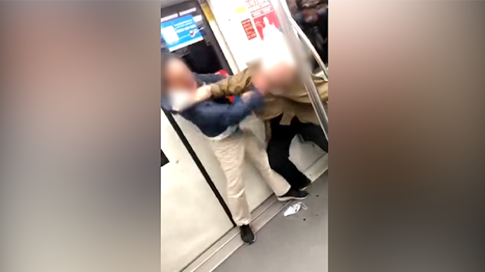 上海地铁1号线车厢内两名男子互搏被刑拘