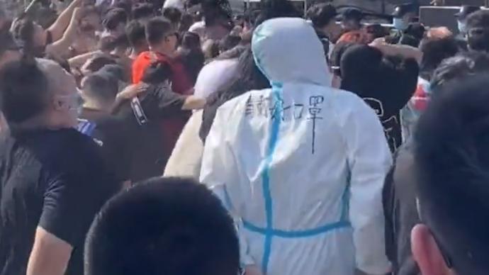 男子音乐节穿防护服蹦迪，网友戏称最符合规定的聚集人