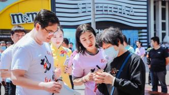 盱眙县委书记在上海街头推销小龙虾，发放10万张旅游金卡