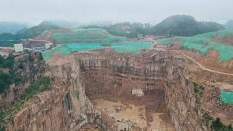 广西岑溪市花岗岩矿山“开膛破肚”粗放式开采，生态破坏严重