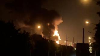 宁波北仑一企业凌晨发生爆燃事故，现场火光冲天