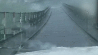 贵州一吊桥狂风中剧烈翻转，过桥车辆急停避险