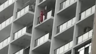 视频｜三亚一女子在高楼阳台外跳舞时坠楼，警方：正在处理