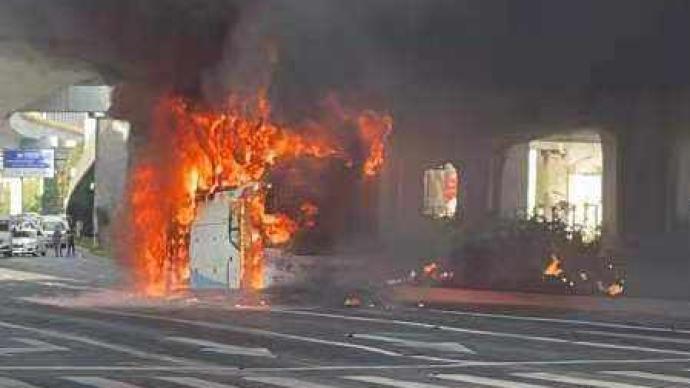 杭州北部软件园附近一大巴起火，无人员受伤