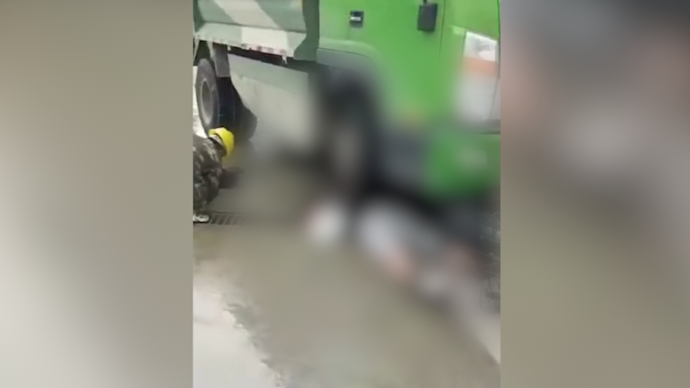亳州一渣土车与电瓶车相撞，两名男孩被卷入车底不治身亡