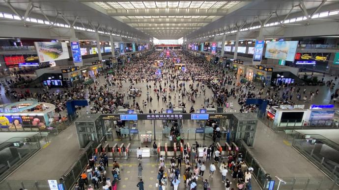上海虹桥火车站迎来返程高峰，铁路部门及警方多措并举保平安