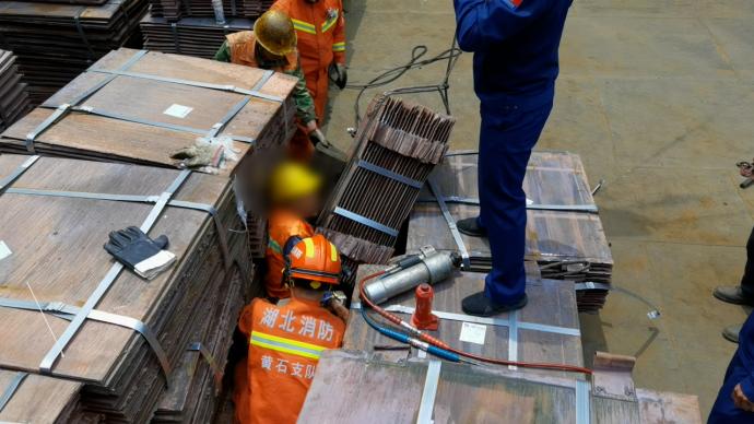 湖北黄石客运码头工人被2.5吨重钢板埋压，消防紧急救援