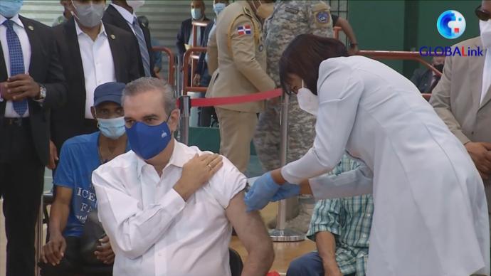 多米尼加总统接种第一剂中国科兴新冠疫苗