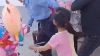 陕西合阳一女孩景区卖气球遭驱，合阳县反省：已批评教育涉事安保