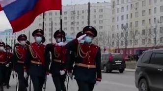 俄军在老兵家门口举行小型阅兵式，现场演奏苏联爱国歌曲