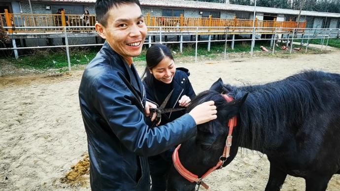 “骑马横跨中国花30万”夫妻发声：未来会让马颐享天年