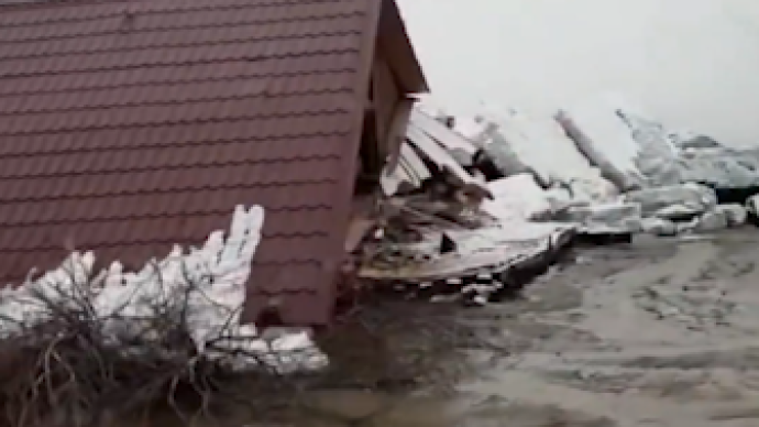 俄罗斯远东一地区大量浮冰涌上岸，政府宣布进入紧急状态