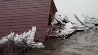 俄罗斯远东一地区大量浮冰涌上岸，政府宣布进入紧急状态