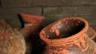 西安一汉墓发现两千多年前粮食和装粮食的织物袋子