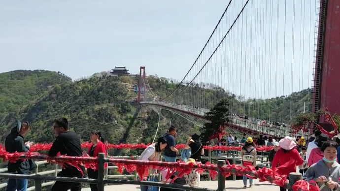 沂蒙山银座天蒙景区男游客坠亡，景区：翻越护栏捡手机时失足