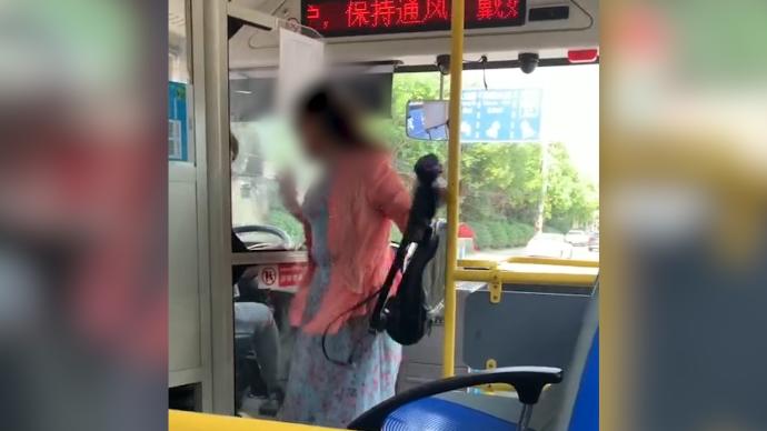 女子坐公交拒补票两度把手伸入驾驶室，被警告会报警后离去