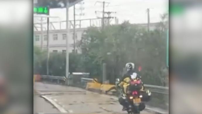 男子骑摩托车欲从浙江回山东，交警制止后护送下高速