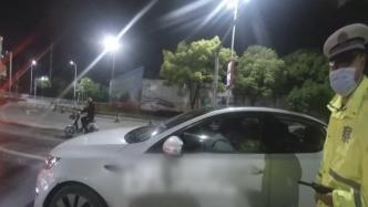 醉駕司機將車停路中睡著，民警拍窗十多分鐘才叫醒