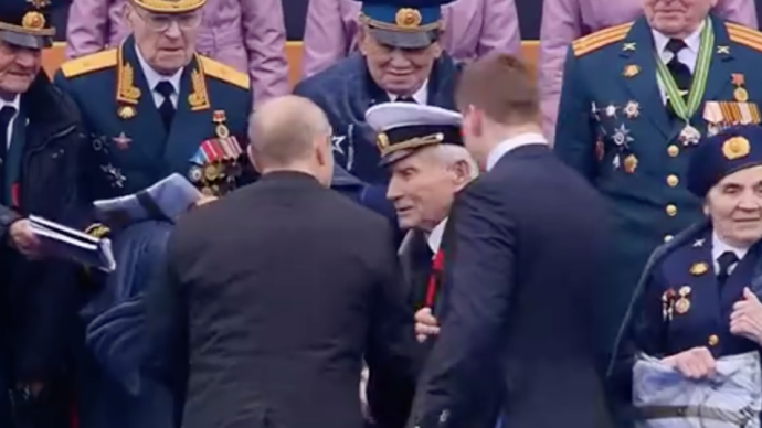 红场阅兵结束后，俄罗斯总统普京为老兵披上毯子