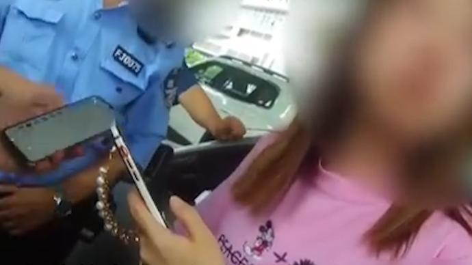 女子把自己反锁车内向“警察”转账，反诈民警及时赶到阻止