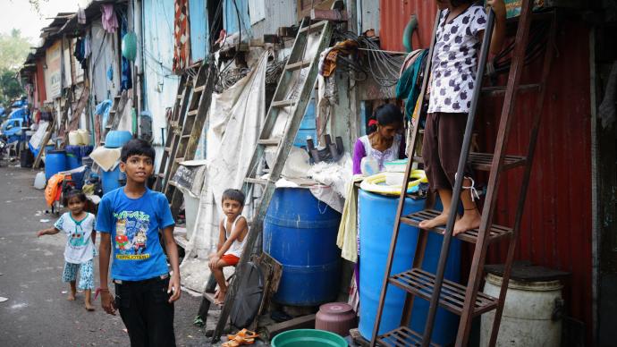 印度疫情下的孟买贫民窟：民众面临生存危机