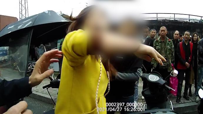 女子坐摩托车不戴头盔要被罚，辱骂掌掴民警被刑拘