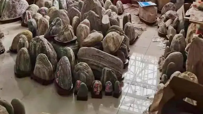 顶风作案！警方查获300余块违规售卖泰山石