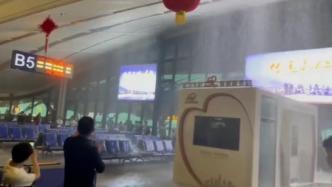 武汉火车站候车室因暴雨出现漏水，多趟列车晚点