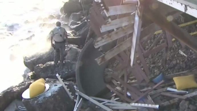 美国加州一海滨阳台坍塌，十余人瞬间坠落2人重伤
