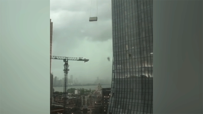 武汉暴雨工地吊篮高空摇摆撞向高楼，篮内两名工人被救下