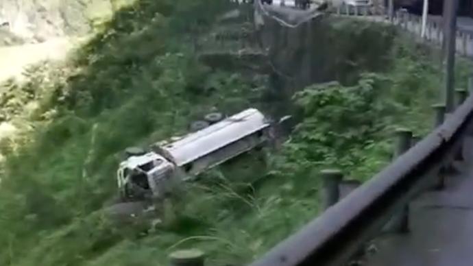 重庆彭水一环卫洒水车侧翻坠崖，事故致两死两伤