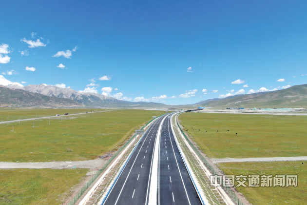 京藏高速公路那曲至羊八井段。  中国交通新闻网 图