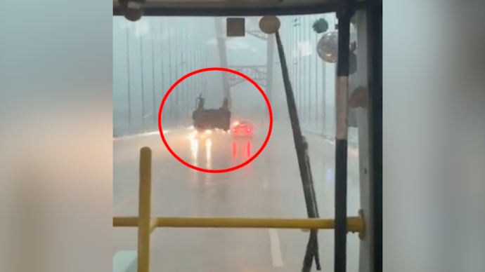 武汉暴雨一施工吊篮在晴川桥上摇摆，拦停公交车
