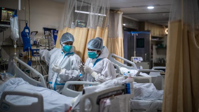 直击印度ICU病房：医生在母亲染新冠病逝后接着救父亲