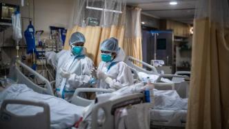 直击印度ICU病房：医生在母亲染新冠病逝后接着救父亲
