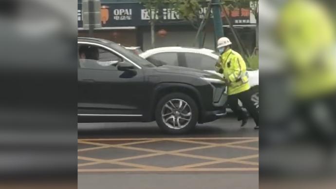 江苏南通一SUV顶撞交警前行十余米，司机因涉嫌袭警被拘