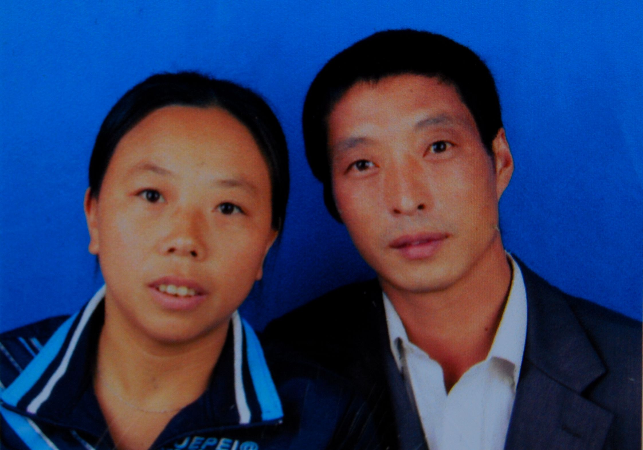 2009年,张建军和母贤碧组建新家庭时的结婚证照片 受访者供图