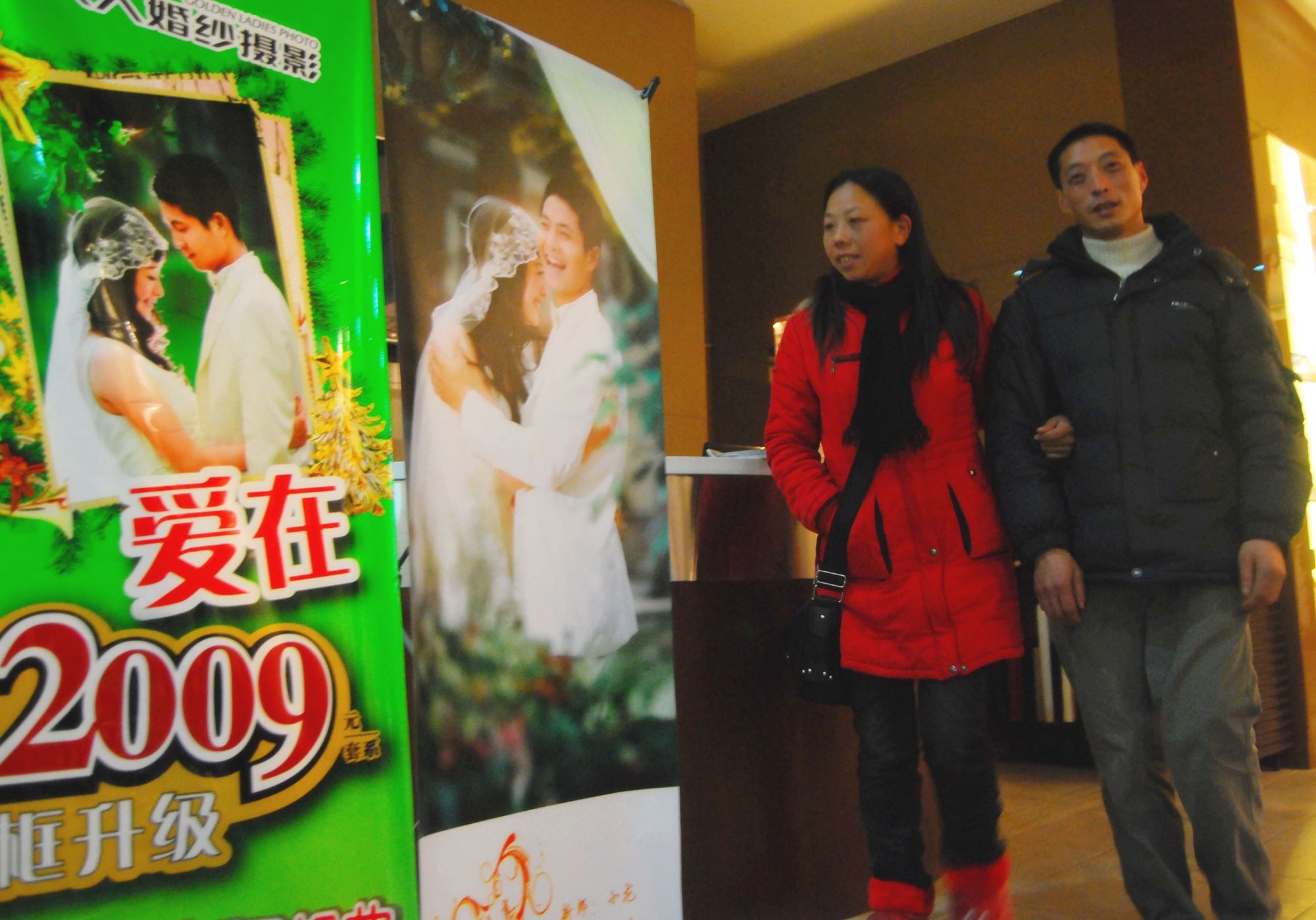 2009年,在一家机构的赞助下张建军和母贤碧走进一家婚纱影楼准备补拍婚纱照。澎湃新闻记者 胥辉 图