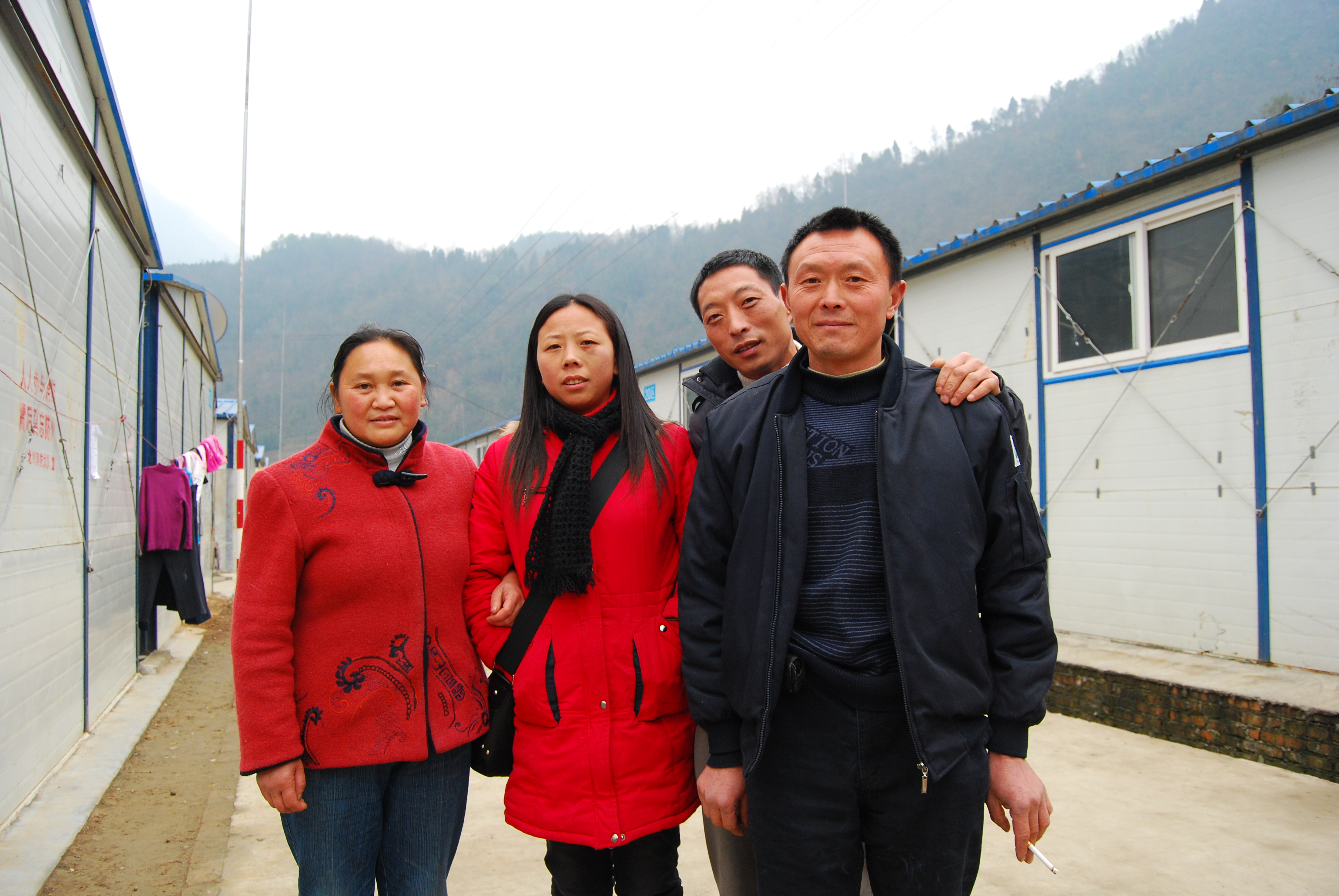 2009年春节,张建军夫妇和另一对重组家庭夫妻俩在北川仁家坪板房区合影。澎湃新闻记者 胥辉 图