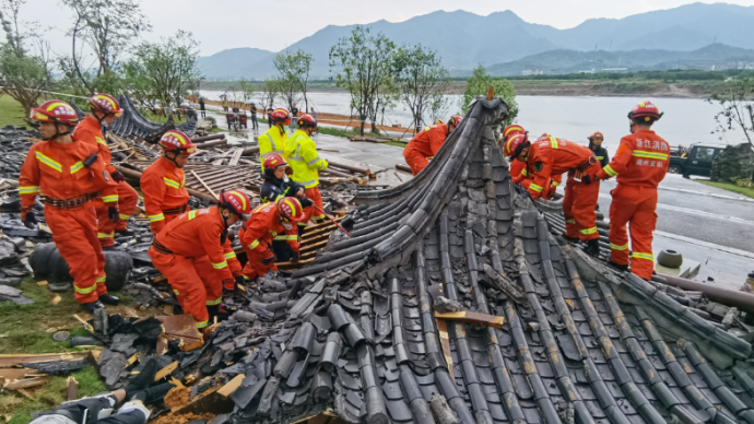 受强对流天气影响浙江一凉亭倒塌，7人受伤其中4人重伤